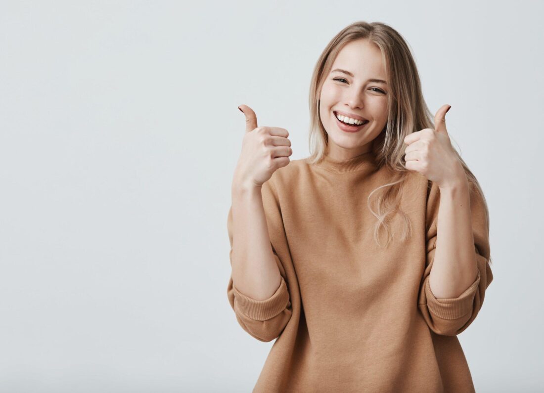 Clients découvrant leur nouvelle voiture