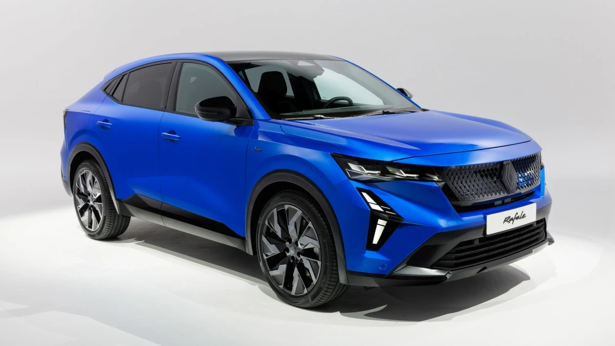 Renault Rafale foncée dans une ambiance nocturne